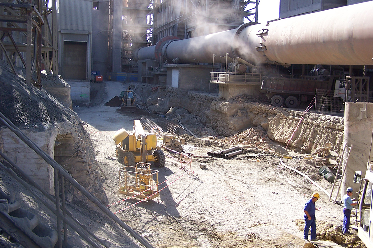 Resultado de imagen de imagenes fabrica de cemento malaga